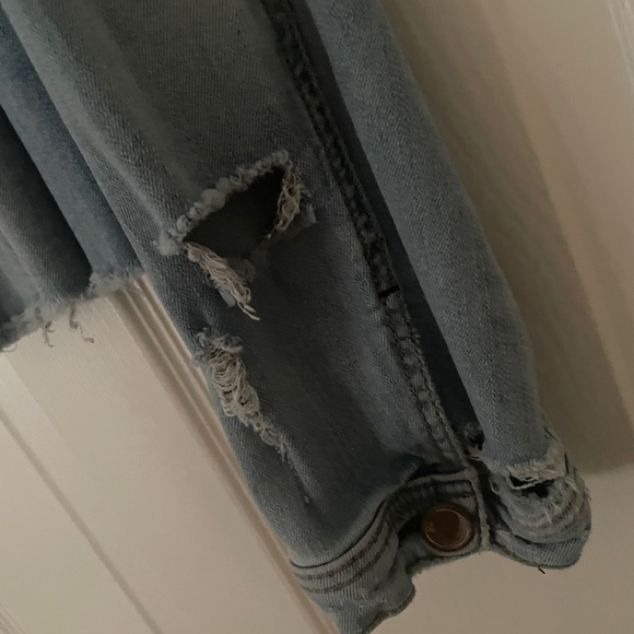 🧥 Cropped and Distressed Jean Jacket 🧥 - Picture 3 of 7